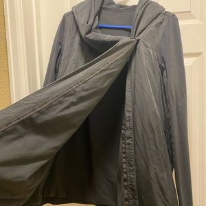Lulelemon size 8 caped drape with pockets and thumb holes